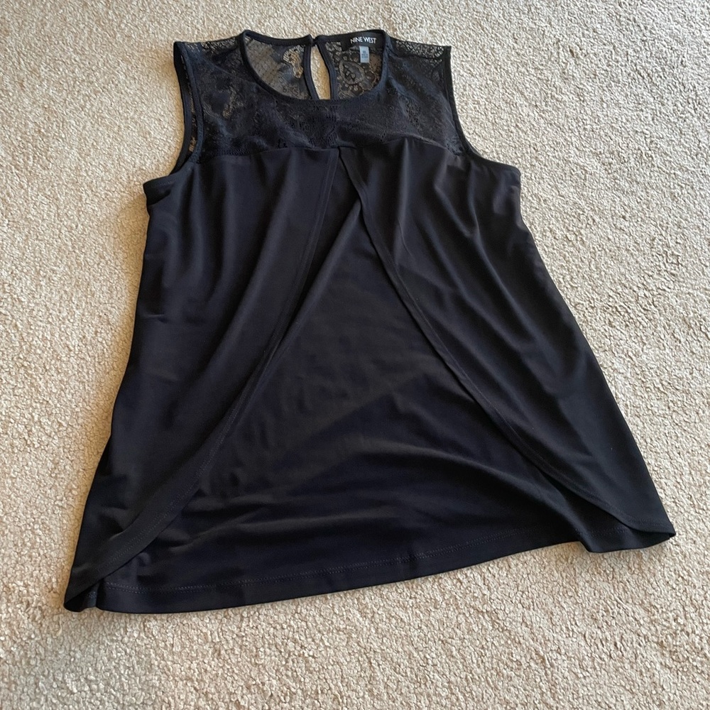 💜 5 for $25 Nine West black lace sleeveless blouse